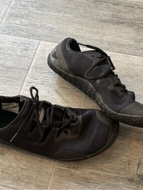 Merrell Vapor Glove 5 Shoes
Womens Size 10 Black Barefoot
Running Hiking